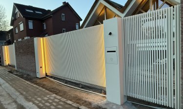 Aluminium schuifpoort met LED-verlichting RAL1013 — Kanne